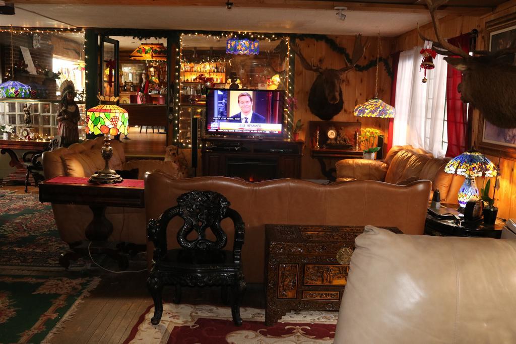 Pine Hill Colonial Inn מראה חיצוני תמונה